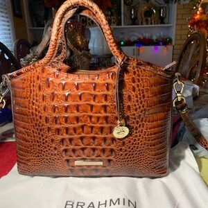 The Brahmin brown crossbody is in very good condition.